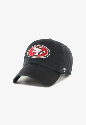 Casquette de baseball noire avec le logo rouge et blanc des San Francisco 49ers brodé sur le devant et un petit '47' blanc sur le côté.