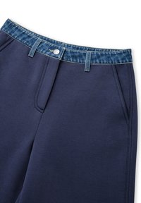 Middagblauwe sweatpants met een denim-stijl tailleband, voorzien van een knoopsluiting en twee zijzakken. Zacht materiaal met een gladde textuur.