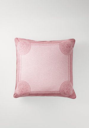 Kwadratowa różowa poduszka o teksturowanym wykończeniu, z ozdobnym brzegiem i okrągłymi akcentami w każdym rogu. Miękka tkanina z delikatnymi wzorami.