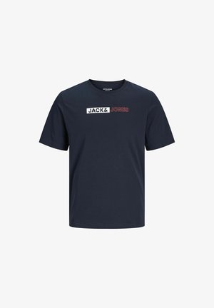Naftrno modra bombažna majica s kratkimi rokavi in okroglim izrezom, z belim in rdečim grafičnim besedilnim logotipom "JACK & JONES" na prsih.