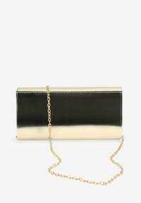 Clutch rectangular hecho de cuero negro y dorado. Cuenta con una correa de cadena dorada y una textura suave con un acabado brillante.