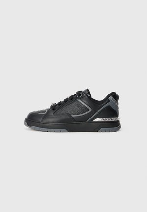 Baskets en cuir noir avec des détails texturés, des accents argentés, un bout rond et une semelle intermédiaire à motif avec un logo. Design à lacets.