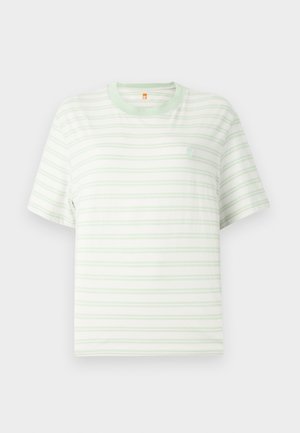 T-shirt à col rond à manches courtes en blanc avec des rayures horizontales vert clair, présentant un petit logo dans le coin supérieur gauche. Tissu doux.