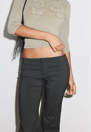 Stradivarius, BENGALINE BELL BOTTOM TROUSERS - Pantalon classique - black