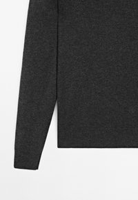 Tmavě šedý pletený svetr s dlouhými rukávy, žebrovanými manžetami a rovnými lemy. Hladká textura a jednoduchý design. Žádné viditelné vzory nebo kovové prvky.