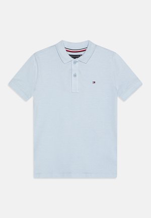 Lichtblauw polo shirt van katoen, met een klassieke kraag, een knoopsluiting met twee knopen en een klein logo op de borst. Korte mouwen.