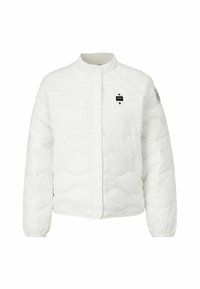Veste matelassée blanche avec un col haut et des boutons-pression à l'avant. Présente un motif matelassé texturé et une épaule avec un patch logo sur la poitrine.