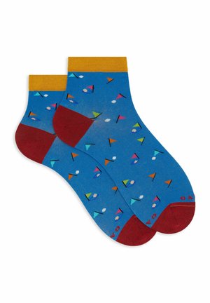 Socks colorati con uno sfondo blu e motivi a triangolo multicolore. Cuffia gialla e tallone bordeaux. Texture del tessuto morbida.