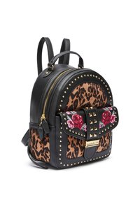 Zaino mini in pelle nera con pannelli in stampa leopardata, borchie dorate, ricamo floreale sulla patta del taschino frontale e dettagli in zip dorati.