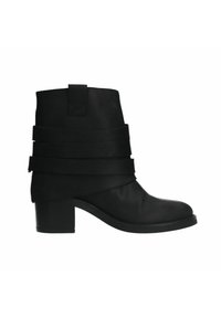 Bottines noires en cuir lisse avec plusieurs sangles horizontales. Elles disposent d'un talon bloc robuste et d'une fermeture éclair sur le côté pour un accès facile.