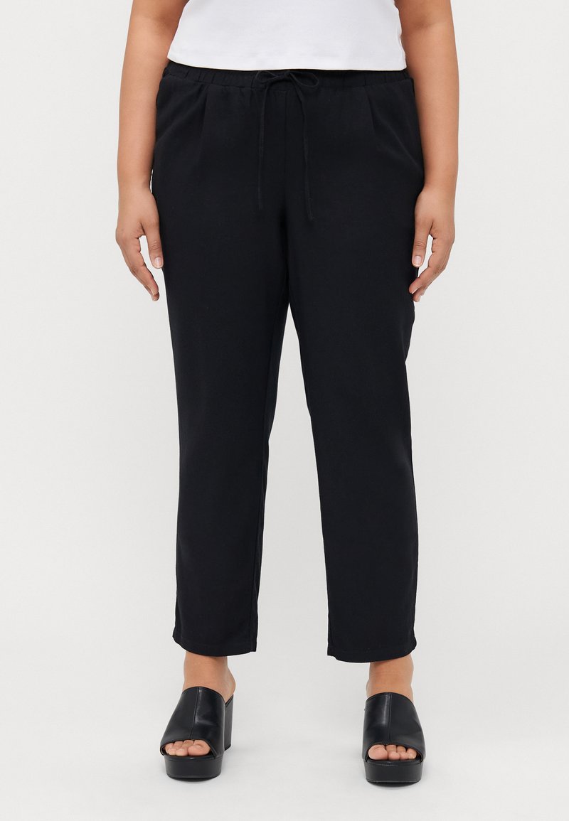 Pantaloni neri leggeri con vita elasticizzata e cordino, caratterizzati da un design a gamba affusolata e una texture liscia e morbida.