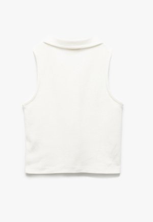 Mouwloze witte gebreide tanktop met een omgeslagen kraag, weergegeven van achteren op een effen witte achtergrond.