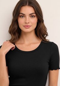 Schwarzes, geripptes Kurzarm-Top mit rundem Ausschnitt und gewellten Ärmelrändern, aus einem weichen, elastischen Material. Keine sichtbaren Muster oder Beschläge.