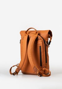 Rucksack mit Roll-Top in Orange, gefertigt aus glattem Material. Verfügt über gepolsterte Trageriemen, eine seitliche Reißverschlusstasche und einen oberen Tragegriff. Schlankes, minimalistisches Design.