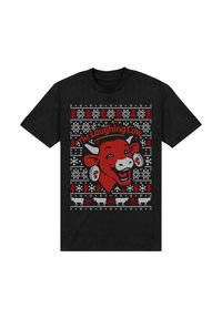 Svart t-shirt med en röd tecknad ko grafik, dekorativa snöflingor, träd och texten "The Laughing Cow" i gult och vitt.