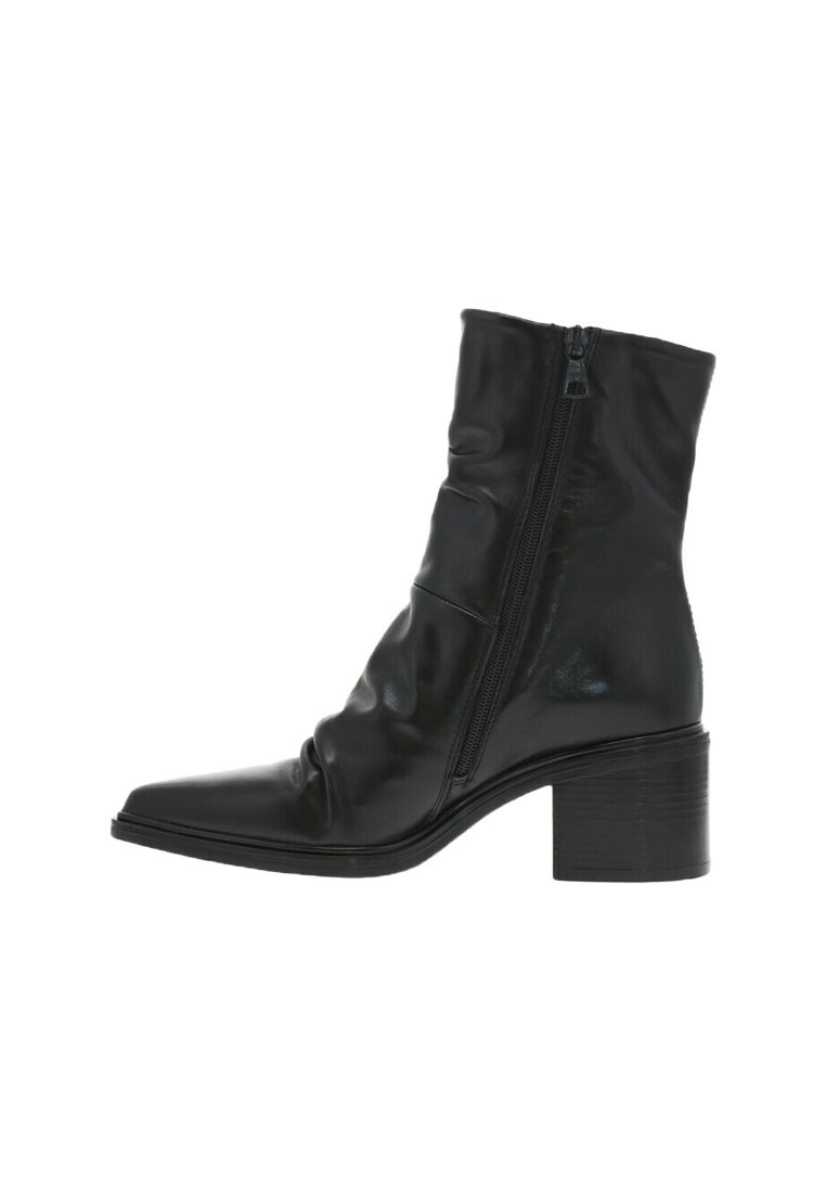 Bottine en cuir noir avec un bout pointu, fermeture à zip et légères fronces. Présente un talon carré et une finition lisse.