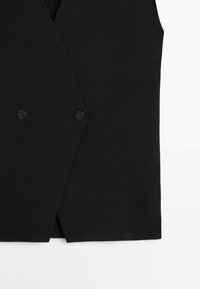 Gilet nero doppiopetto senza maniche con due bottoni neri e design frontale sovrapposto e sagomato.