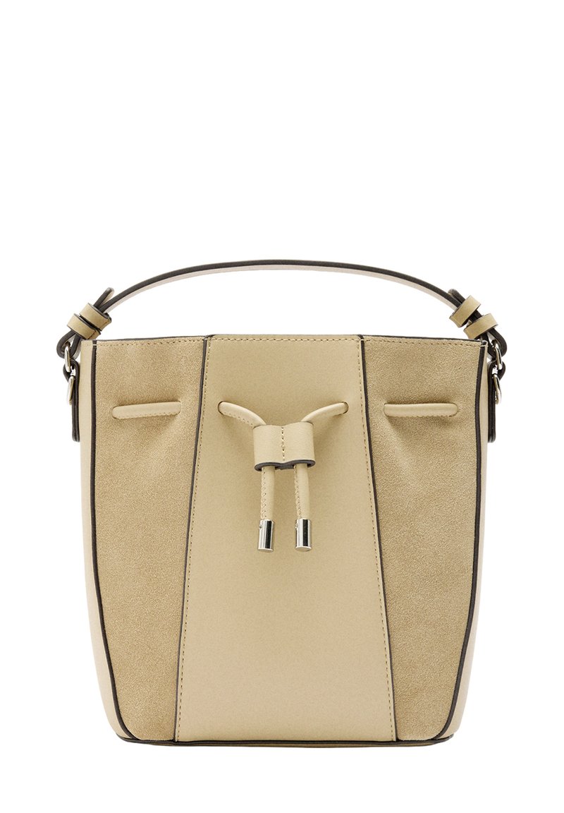 Beżowa torba typu bucket z gładką skórzaną powierzchnią, płaskim dnem i dwoma bocznymi kieszeniami. Posiada zapięcie na sznurek i metalowe akcenty.