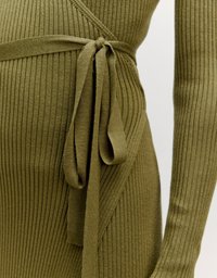 Olivgrünes, geripptes Strickkleid mit Wickeldesign und Bindegürtel in der Taille, mit langen Ärmeln und glatter Textur.