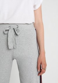 Noisy May Šortky - mottled light grey