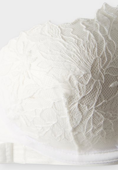 Λευκό δαντελένιο σουτιέν με κεντήματα λουλουδιών και κυματιστά άκρα, με λεία, επενδυμένη σχεδίαση μπούστου.