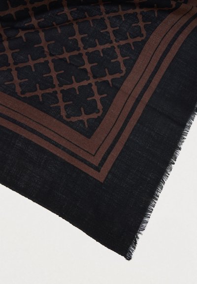 Fekete sál geometrikus barna mintával és keretezett dizájnnal. Az anyag puha hatású, pereme pedig foszlott, ami textúrát ad neki.