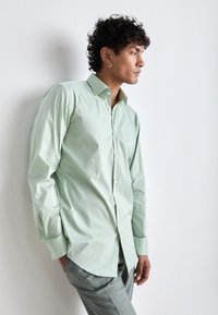 HUGO KENNO - Dalykiniai marškiniai - light/pastel green
