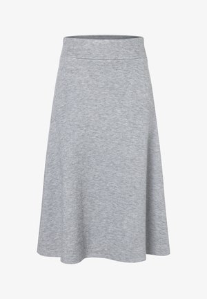 Jupe grise clair arrivant au genou avec une large ceinture, fabriquée en tissu doux et texturé, présentée sur un fond blanc.