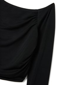 Top nero off-the-shoulder con texture plissettata sul corpino e maniche lunghe e fluide, realizzato in un morbido tessuto elastico.
