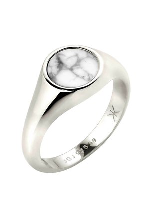 Bague chevalière en argent avec une pierre ronde en marbre blanc au centre et des gravures à l’intérieur de l’anneau.