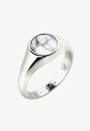 Sølv signetring med en rund hvid marmorsten i midten og indgraverede mærker indvendigt på ringen.