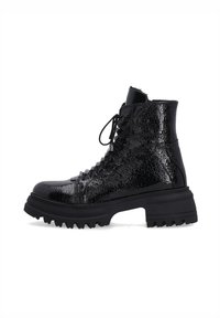 Černé kotníkové boty na šněrování s popraskanou koženou texturou, robustní gumovou podrážkou a hladkým povrchem, s vysokým střihem a zesílenými průchodkami.