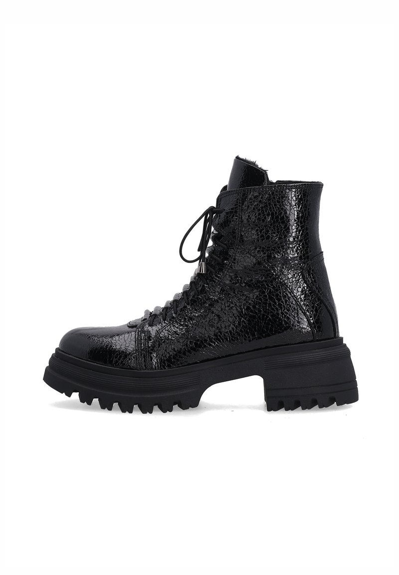 Černé kotníkové boty na šněrování s popraskanou koženou texturou, robustní gumovou podrážkou a hladkým povrchem, s vysokým střihem a zesílenými průchodkami.