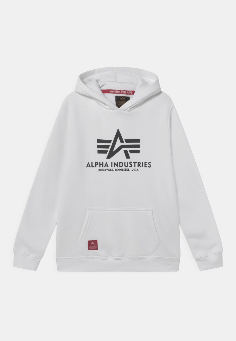 Bílá mikina s kapucí a klokankou, s černým logem "ALPHA INDUSTRIES" a červenou textilní visačkou na lemu. Měkký materiál a klasický střih.