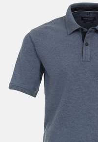 Kortärmad polo i mörkblått tyg med en texturerad finish, med en knäppt krage och en svart accent under kragen.