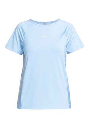 Camiseta de manga corta azul claro, confeccionada en una tela suave y elástica. Presenta un cuello redondo y un logo sutil en el frente.