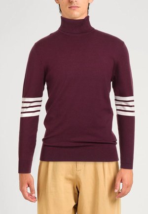 Maglione a collo alto bordeaux con maniche lunghe, caratterizzato da accenti a strisce bianche sulle braccia, polsini a coste e un design aderente.
