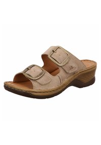 Beige instapsandalen met twee verstelbare gespen, suède textuur, gebogen voetbed en een lage wiggle heel met een gestructureerde buitenzool.