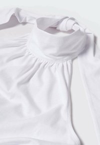 Biały top na ramiączkach wykonany z miękkiego materiału, z marszczonym kołnierzykiem i wiązaniem na szyi, zapewniającym pewne dopasowanie. Gładka faktura o minimalistycznym designie.