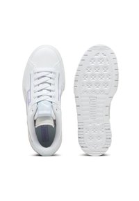 Scarpe sportive bianche con tomaia in pelle liscia, dettagli viola e suola in gomma con modelli di grip testurizzati. Lacci e linguetta imbottita.