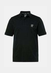 Sort polo t-shirt lavet af bomuld med en blød tekstur, der har en to-knaps placket og et lille hvidt logo på brystet. Korte ærmer.
