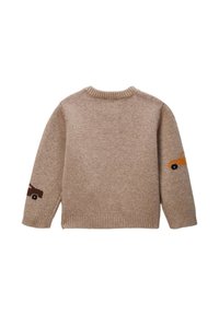 Pull en tricot beige avec un col rond côtelé, orné de motifs de voitures orange et marron sur les manches. Texture douce, coupe décontractée.