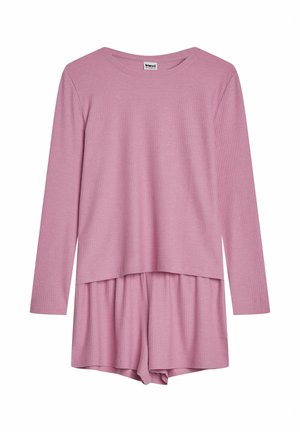 Jasnoróżowa bluzka z długim rękawem, o prążkowanej fakturze i luźnym kroju, zestawiona z dopasowanymi szortami z plisowaniem w pasie.