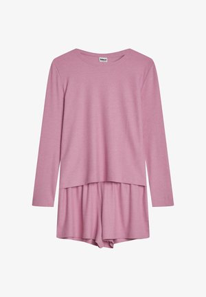 Jasnoróżowa bluzka z długim rękawem, o prążkowanej fakturze i luźnym kroju, zestawiona z dopasowanymi szortami z plisowaniem w pasie.