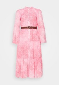 Robe rose à motif cachemire avec manches longues et design à volants. Dotée d'un col montant et d'une ceinture marron à la taille. Tissu léger.