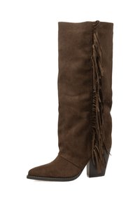 Bota de ante marrón hasta la rodilla con punta afilada y tacón grueso. Presenta un detalle de flecos verticales a lo largo de un lado para añadir textura.