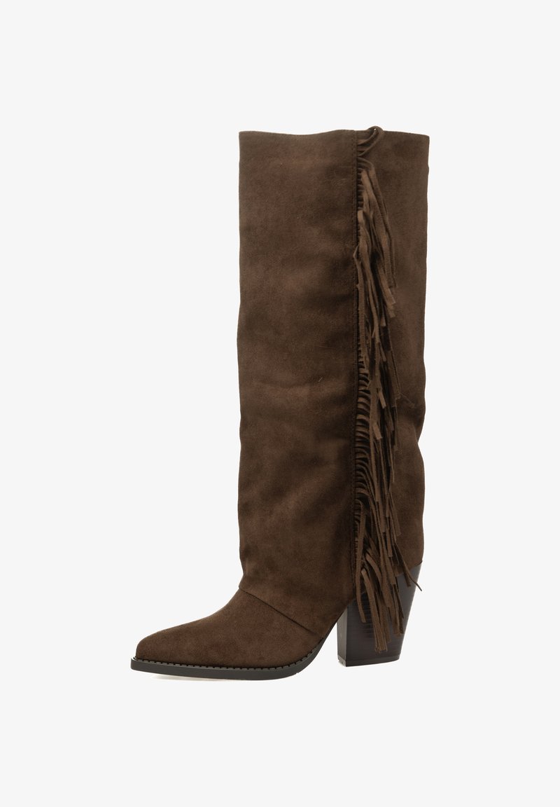 Bota de ante marrón hasta la rodilla con punta afilada y tacón grueso. Presenta un detalle de flecos verticales a lo largo de un lado para añadir textura.