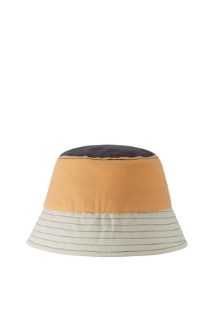 Cappello a secchiello con parte superiore nera, sezione centrale arancione e tesa color crema con cuciture nere orizzontali.