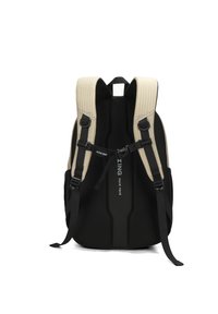 Zaino nero con spallacci imbottiti beige e superficie testurizzata. Presenta spallacci regolabili e un logo davanti.