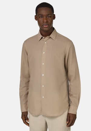 Camicia a maniche lunghe color marrone chiaro, con chiusura a bottoni, colletto a punta e una texture liscia. Leggero lucido con bottoni bianchi.